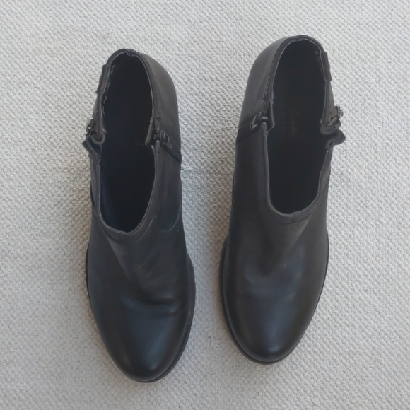 Clarks Leather Bootie Heals Size 8 - Picture 3 of 10